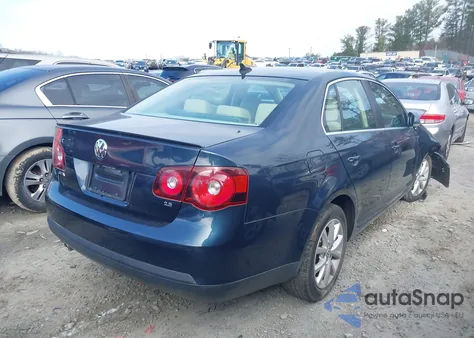 2010 Volkswagen Jetta Limited Edition/Se/Sel z USA, uszkodzony, nr VIN 3VWRX7AJ6AM054112